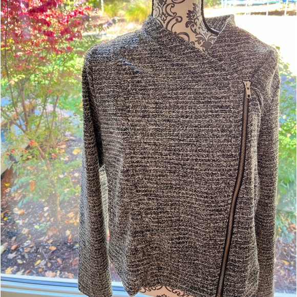 Pre-loved Banana Republic crop tweed jacket. Black and gray shimmery material. - Picture 7 of 14